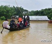 몬순 폭우 쏟아져 보트 타고 대피하는 인도 주민