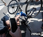 델라웨어서 자전거 타다가 넘어져 쓰러진 바이든