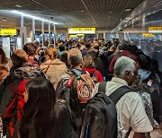 유럽공항 여름 휴가철 카오스 우려..인력부족에 파업까지