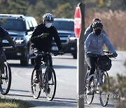 자전거 타다 균형 잃고 넘어진 바이든 "페달에 발 걸린 것"