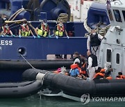 영국 "난민 신청자에 '전자태그' 붙이겠다"