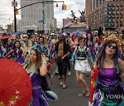 USA NEW YORK CONEY ISLAND MERMAID PARADE