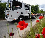 평화로운 교외 마을에서 일어난 전쟁의 슬픈 장례식