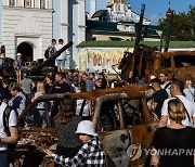 공습없는 주말, 러시아 침공군 무기 전시회 찾은 키이우 시민들