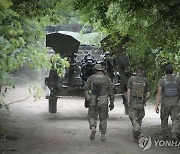 미제 M777곡사포 포상으로 옮기는 우크라군