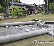 일본 이시카와현에 규모 5.4 지진..쓰러진 신사 기둥문