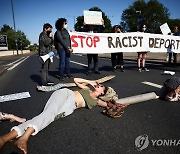 영국, 이번엔 "난민 신청자에 '전자태그' 붙이겠다"..비난 쇄도