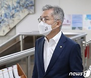 민주, '짤짤이 발언' 최강욱 당원 자격정지 6개월 '중징계'(상보)