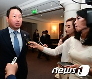 취재진들 만나 인터뷰 하는 최태원 회장