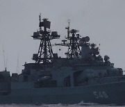 러시아 군함 5척, 일본 열도 반바퀴 휘돌아..중국 함정도 인근 통과