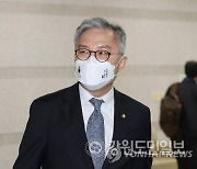 성희롱 발언 의혹 최강욱, '6개월 당원 자격정지' 중징계