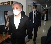 민주당 윤리심판원, 최강욱 의원 "당원자격정지 6개월" 중징계 의결