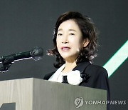 창립 60주년 기념사 하는 이어룡 회장