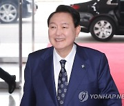 "청년용어 허상" 31세 행정관 보고에..尹 "청년희생 구조 안돼"(종합)