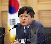 [포토]더불어민주당 대선·지선 평가 토론회에서 인사말하는 김현정비상대책위원