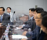 [포토]대선·지선 평가 토론회 참석한 우상호 비대위원장