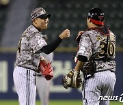 허도환과 하이파이브 하는 오석주