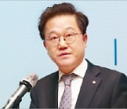 강석훈 産銀 회장, 임명 2주 만에 첫 출근