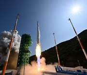'두번째 도전' 누리호 발사 성공..우주강국 대열 합류