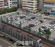 [포토]전철역 옆에 빼곡히 주차된 차량들