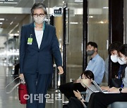 [포토]회의장 향하는 이양희 윤리위원장