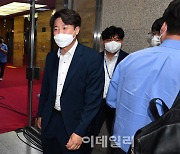 [포토]이준석 '윤리위원회 징계 논의 앞두고 당대표실 도착'