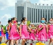 당이 제공한 교복·책가방 받아 등교하는 북한 아이들