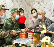주민들에게 의약품을 전달하고 있는 북한 인민군