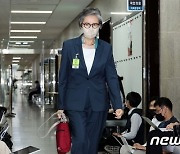 이준석 대표 징계 논의 위해 회의장 향하는 이양희 윤리위원장