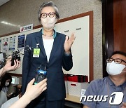 '이준석 대표 징계 논의' 회의장 향하는 이양희 윤리위원장