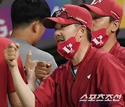 [포토] 김원형 감독, 끝내기 승리의 기쁨