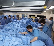 포스코 포항제철소 임원 8명, 장애인 사업장 방문해 '세탁 일손돕기 봉사활동'