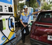 인도 "러 석유 더 사라"  국영석유업체들 독려..수입 25배 폭증