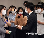 [포토]인사 나누는 최수연 네이버 대표-김범준 우아한형제들 대표