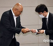 [포토]명함 교환하는 남궁훈-김범준 대표