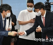 [포토]인사하는 김재현 당근마켓 공동대표-박대준 쿠팡 대표