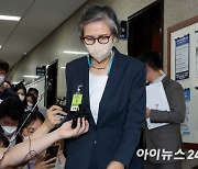 [포토]중앙윤리위 참석하는 이양희 윤리위원장, '이준석 대표 징계 논의'