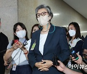 [포토]취재진 질문 세례 받는 이양희 윤리위원장