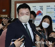 [포토]취재진에게 둘러싸인 김철근 정무실장