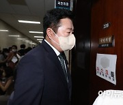[포토]김철근 정무실장, 질문 세례 받으며 윤리위원회 출석