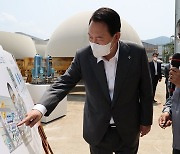 尹 "탈원전 바보 같은 짓"에 민주당 "전 세계가 바보인가"