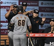 수베로 감독 '변우혁 좋았어!' [MK포토]