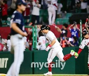 [MD포토] 투런포 한유섬 '오늘은 이긴다'