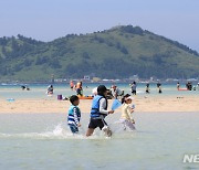 '본격적인 여름 날씨, 물놀이 즐기는 관광객'