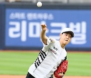 이강인 'KT 승리를 위한 시구'[포토]