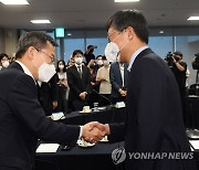 이원우 서울대 부총장과 인사 나누는 이종호 장관