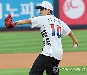 이강인 '오늘은 축구공 대신 야구공'