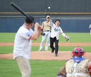 시구하는 이태훈 달서구청장, 시타는 김규환 노조지부장