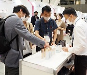 한국 제품 살피는 일본 측 바이어