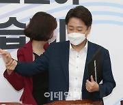 [포토]'배현진 내민 악수 거부하는 이준석'